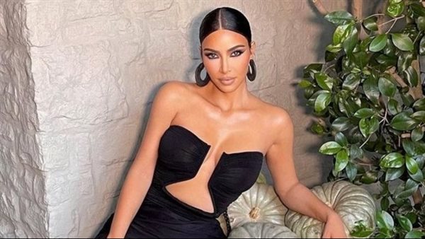 فستان جريء.. إطلالة مثيرة لـ كيم كاردشيان | شاهد