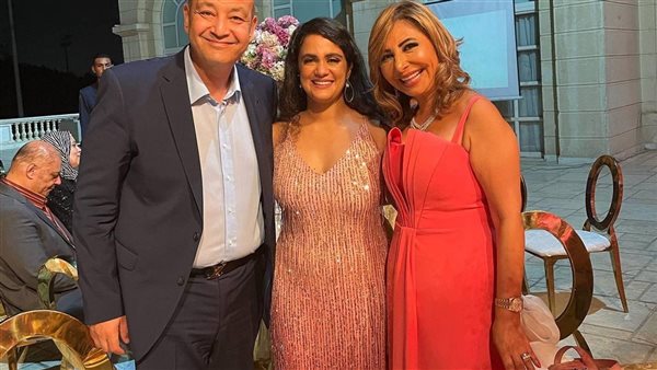 انهارت من البكاء.. أول ظهور للزوجة الأولى لـ عمرو أديب فى زفاف ابنها | شاهد