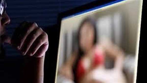 أوهمها بالحب فأرسلت صورها عارية.. تفاصيل مثيرة في الحكم بالسجن لعامل لابتزاز وتهديد فتاة بقنا