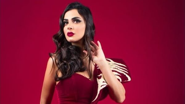 بالأسود الجريء.. رانيا منصور تثير الجدل بهذه الاطلالة | شاهد