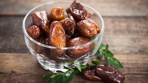 مفاجأة..ماذا يحدث للجسم عند تناول 7 تمرات على الريق؟