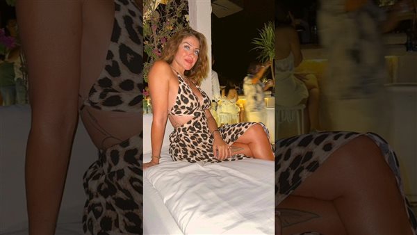 ملابس البحر.. هيدي كرم تثير ضجة في أحدث ظهور | شاهد