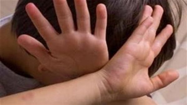 كأنه زوجته..مسن يعتدي على طفل صغير ويفقده عذريته 