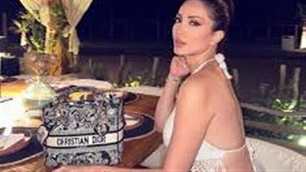 روب أبيض..إطلالة مثيرة جديدة للفنانة نسرين طافش | شاهد