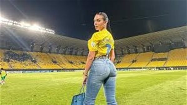  إطلالة كاجوال جريئة.. جورجينا تثير الجدل بظهورها| شاهد