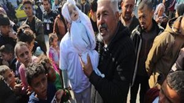 هل هي دمية.. صورة رضيع فلسطيني تثير ضجة على السوشيال ميديا | شاهد