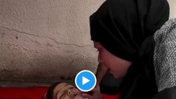  فيديو يدمي القلوب.. مشهد مؤثر لأم فلسطينية تطلب السماح من طفلها الشهيد | شاهد