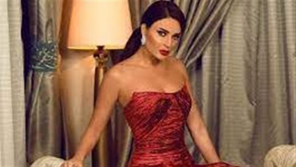 بجاكيت النايلون.. ملابس سيرين عبد النور تثير الجدل بالسوشيال ميديا | شاهد