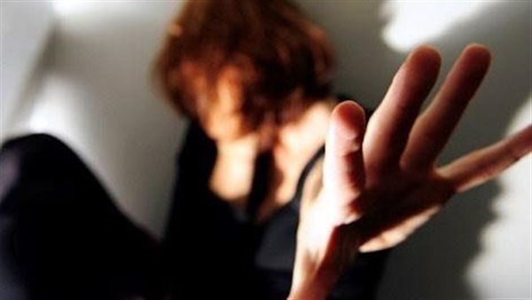 لامس أجزاء حساسة.. شاب يتحرش بفتاة بصحبة والدتها في سيارة أجرة بالمنصورة