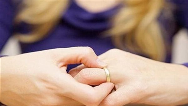 بيهكر تليفونات البنات ويسرق صورهم الخاصة.. داليا تطلب خلع زوجها في محكمة الأسرة