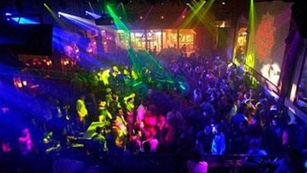 راقصتان و8 ساقطات.. أعمال منافية للآداب بسور نادي شهير في المهندسين