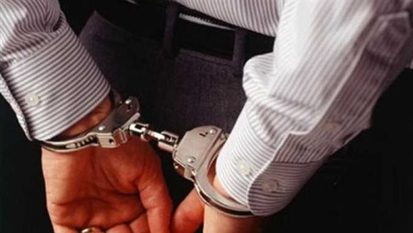 لإجباره على التنازل عن محضر.. الداخلية تكشف حقيقة تعدي ضابط على محتجز بالإسماعيلية