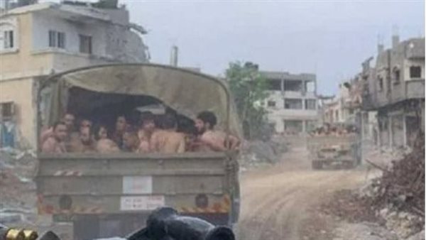 جردوهم من ملابسهم.. حقيقة صور وفيديوهات اعتقال منفذي طوفان الأقصى