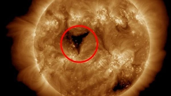  تحذير عاجل من ناسا.. هل يؤثر ثقب الشمس على الانترنت؟