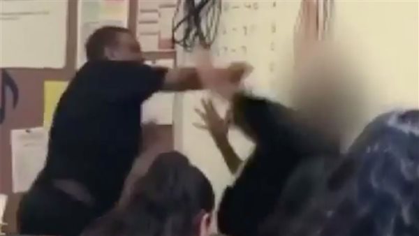 ما القصة؟.. تفاصيل اعتداء ولي أمر على مدير مدرسة بمطواة في الدقهلية