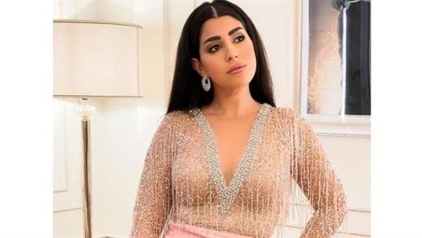 رشاقة لافتة.. إطلالة مثيرة للفنانة آيتن عامر | شاهد 