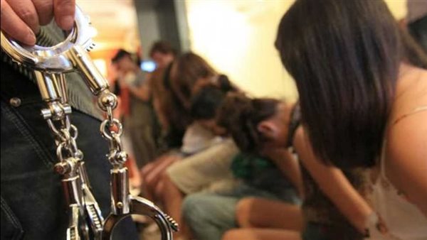 قدم زوجته في حفلات جماعية.. تفاصيل مثيرة في سقوط شبكة تبادل الزوجات بالدقهلية