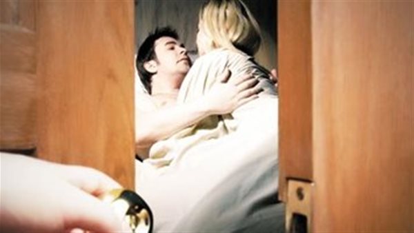 الخيانة طريق إلى الخلع.. حكاية 3 سيدات مع عشيقات أزواجهن 