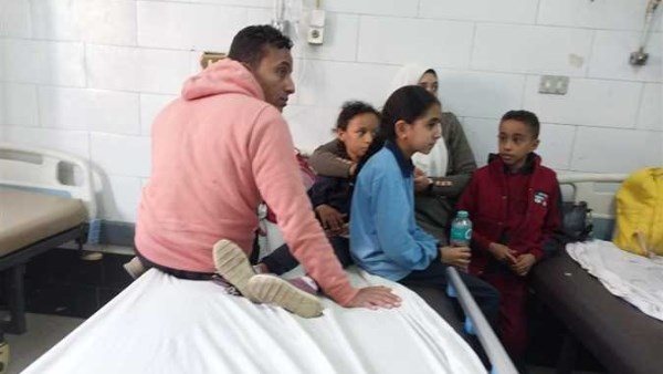 غاز مجهول.. تفاصيل إصابة 38 طالبا ومعلما بحالة اختناق في قنا