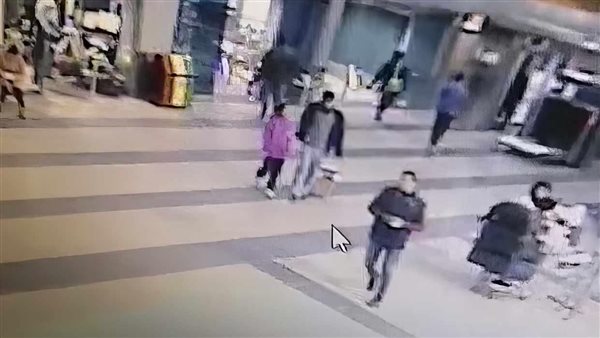  فيديو مرعب وبيان رسمي.. تفاصيل مثيرة في اختطاف فتاة من الأسانسير إلى المطار | شاهد