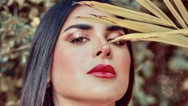 فستان غريب.. نورهان منصور في إطلالة غير متوقعة بالجونة | شاهد