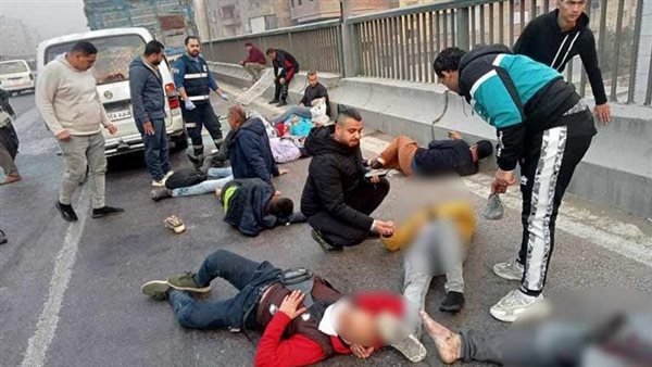 جثة مغطاة ومصابون على الأرض.. لحظات عصيبة في حادث وصلة المريوطية
