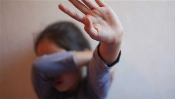 طلع في البلكونة عريان.. محاكمة شاب طلب ممارسة الرذيلة مع طفلتين بالقاهرة