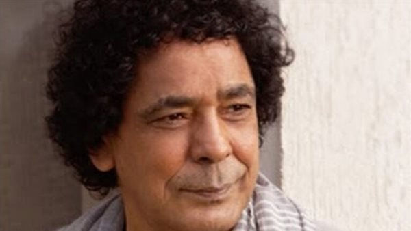 وجه منتفخ وملامح متغيرة..إطلالة صادمة للكينج محمد منير | شاهد