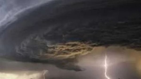 خطفت الأنظار.. مقطع فيديو يثير الجدل لجسم غامض في سماء دولة عربية | شاهد