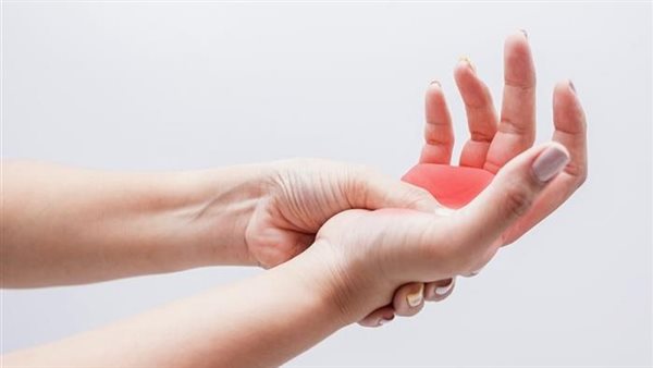 علامة على هذا المرض.. احذر تنميل اليدين والقدمين أثناء النوم