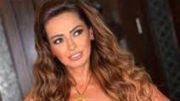 بالأحمر الجريء.. داليا مصطفى تثير الجدل في أحدث ظهور | شاهد