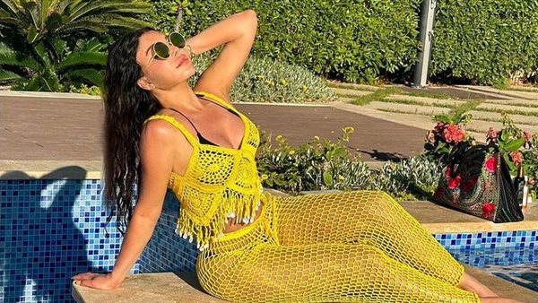 جريئة جدًا.. هيفاء وهبي تودع 2023 بفستان يثير ضجة | شاهد