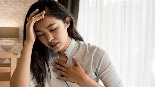 احترس.. النهجان خلال ارتداء الشراب أو الحذاء ينذرك بهذا المرض الخطير