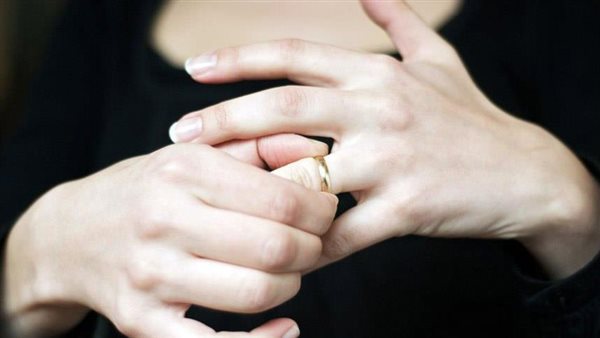 بيقفل المحل ويجيب ستات جوه..خلود تطلب خلع زوجها في محكمة الأسرة