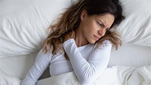 كارثة تفعلها وأنت لا تدري.. طبيبة تحذر من ارتداء هذه الملابس أثناء النوم
