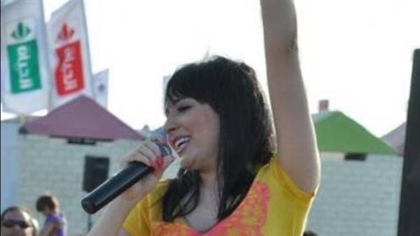 جريئة.. إطلالة مثيرة للفنانة ساندي في أحدث ظهور | شاهد