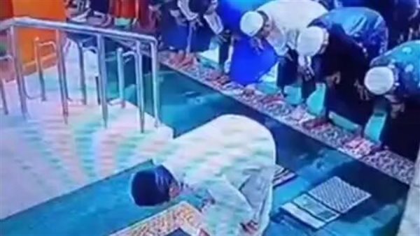 حسن الخاتمة.. لقطات مؤثرة لوفاة إمام مسجد أثناء صلاة الفجر | فيديو