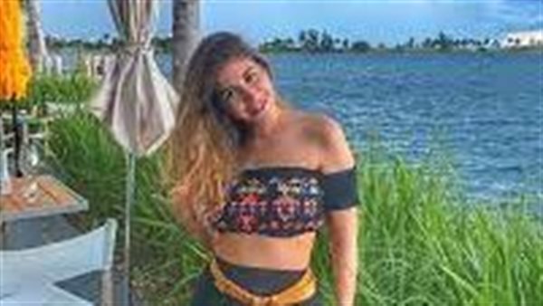 بالفرو.. إطلالة مثيرة جديدة لملك قورة في أمستردام | شاهد 