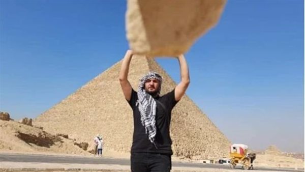 السياح يريدون تجربته.. تحدي رفع الصخرة يثير الجدل على تيك توك