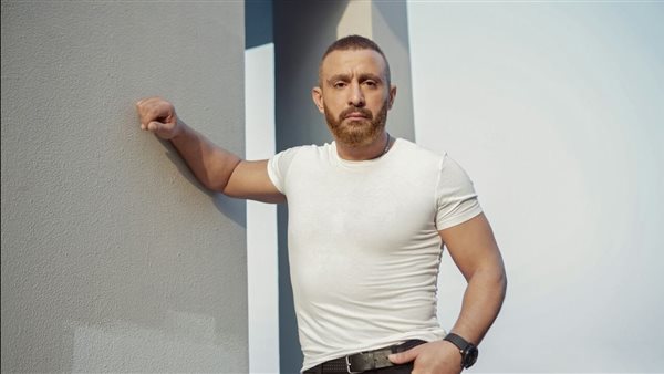 بلع لسانه واتخنق.. تفاصيل مؤثرة في انقاذ أحمد السقا مصورا من الموت | فيديو