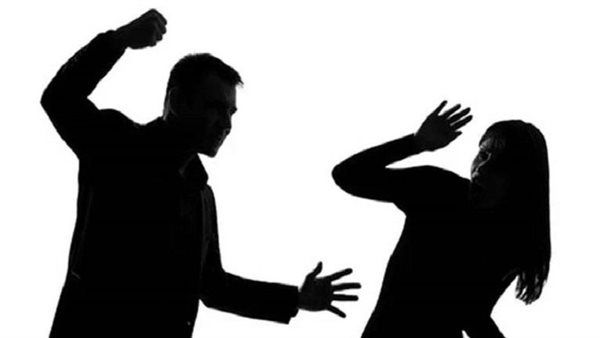 كسر لي سنتي.. زوجة لاعب الزمالك السابق تتهمه في قسم الشرطة