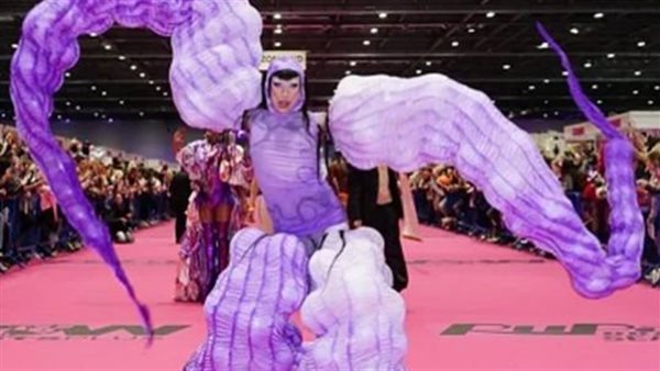 احتفالا بالتنانين.. عرض أزياء غريب يثير ضجة بلندن بسبب الملابس المعروضة | شاهد