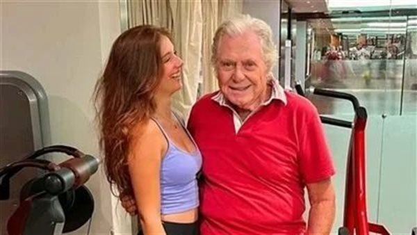 رقم 7.. أول ظهور لزوجة حسين فهمي من الجيم يشعل السوشيال ميديا | شاهد 