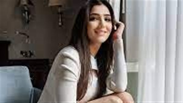 أشعلت السوشيال ميديا.. إطلالة مثيرة بفستان أحمر للفنانة مي عمر | شاهد