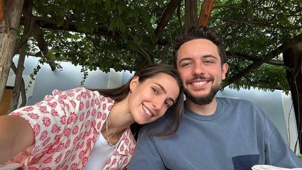 سعره خرافي.. فستان رجوة زوجة ولي العهد الأردني يثير الجدل | شاهد