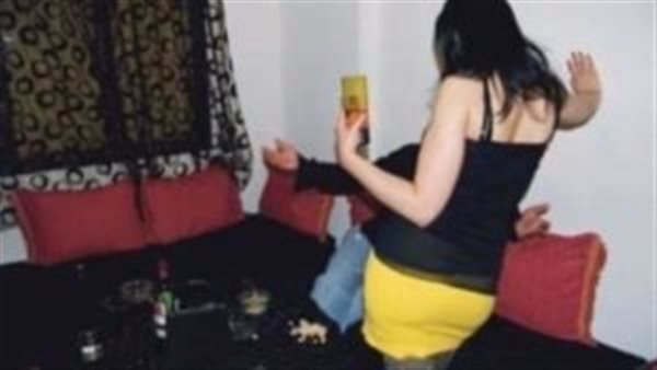 بتصورني في أوضاع مخلة.. رجل يستغيث من زوجته بسبب التيك توك