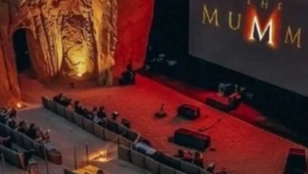 سينما وسط صحراء مصر تعرض فيلم المومياء الأمريكي.. حقيقة صورة تغزو السوشيال ميديا | شاهد