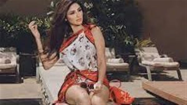 فستان مكشوف ومجوهرات صاخبة.. إطلالة جريئة جديدة للفنانة مي عمر | شاهد