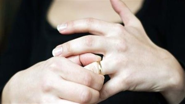 جوزي مابيسبش فرض.. زينب تطلب الخلع: شاهدته برفقة سيدة بدون ملابس