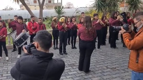 جنازة بالطبلة والمزمار.. لقطات من تشييع جثمان والد الفنان قصى خولي | شاهد 